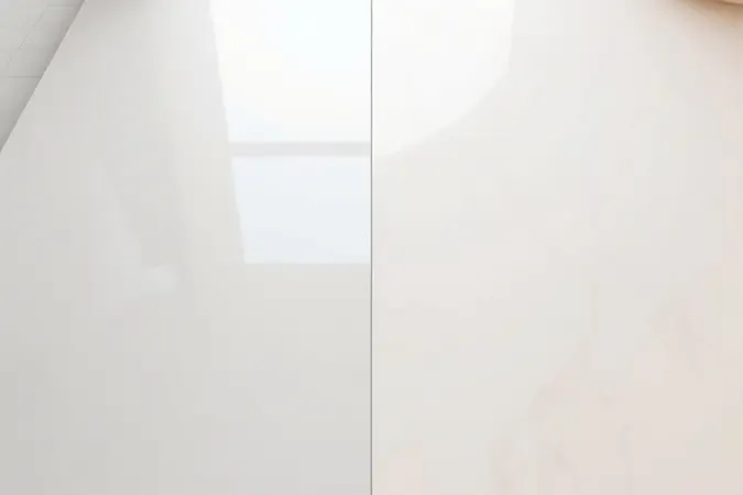 Comparação lado a lado entre superfície de porcelanato polido espelhado e acetinado fosco em render 3D.