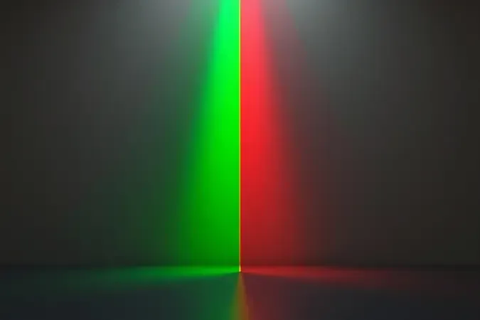 Comparação visual 3D entre feixes de laser verde e vermelho projetados lado a lado em superfície neutra destacando diferença de visibilidade